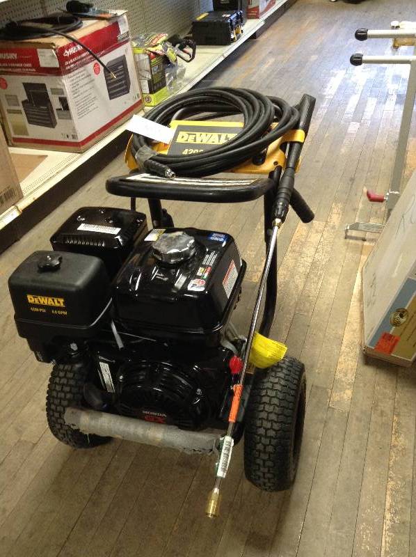 Dewalt Honda GX390 4,200 psi 4 GPM Gas Pressure Washer in like new condition model DXPW4240