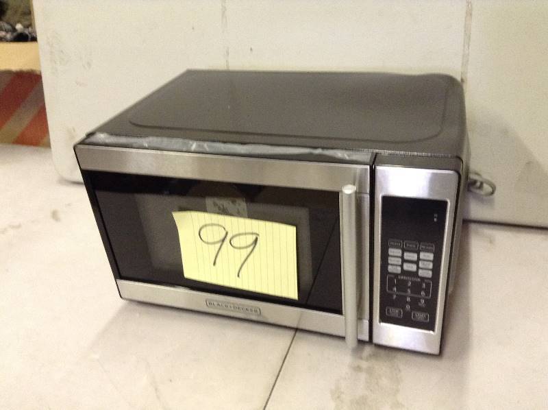 Black and Decker 0.7 CU Microwave new- dented see pictures