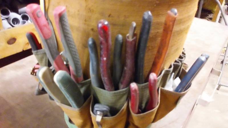 lot 4 image: 5-gallon tool organizer with tools