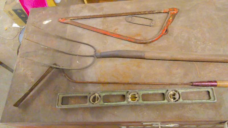 lot 35 image: Vintage Hand Tools (4) Pitch Fork, Level, Saw