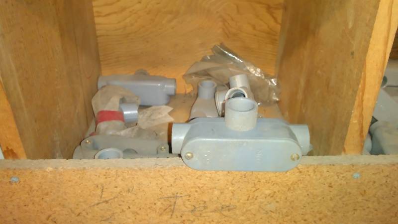 lot 70 image: Conduit Box, � Inch Tee and � Inch Tee