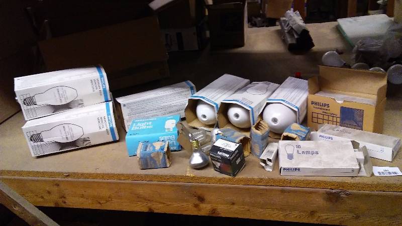 lot 134 image: Mercury Vapor Lights by Phillips (7) 175W H39 Ballast