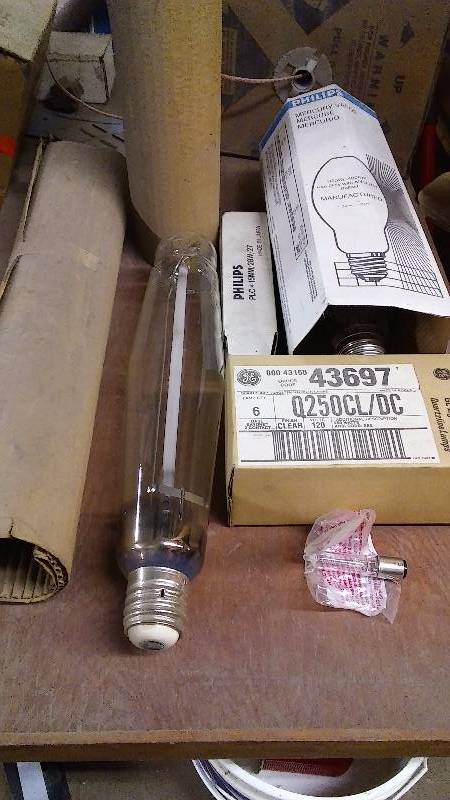 lot 150 image: GE Bayonet Base Bulbs (5), mercury vapor, Phillip�s prong