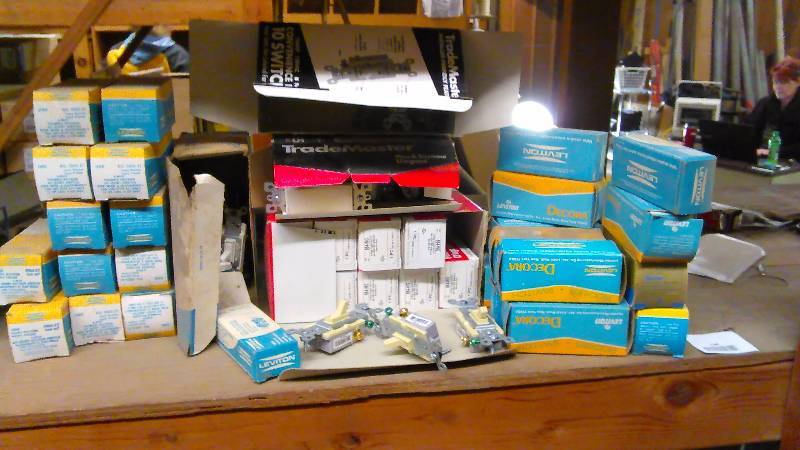 lot 196 image: Single Pole and 4-Way Toggle Switches (approx. 4 doz.) White and Ivory