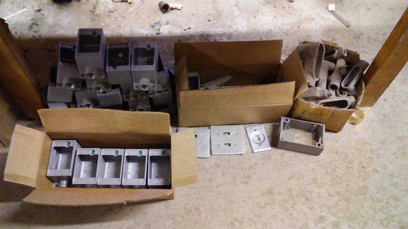 lot 255 image: Exterior Cast Single Boxes (24)