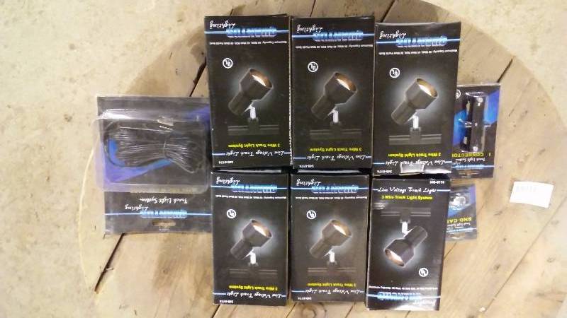 lot 261 image: Track Light Lighting Fixtures (6) and cord