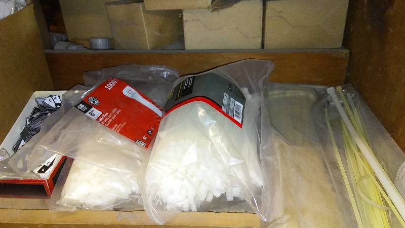 lot 276 image: Variety of Cable Ties, 8 inch approx. 300 500 in sealed bag, 100 � 14 inch new in bag and more