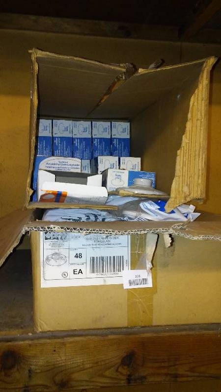 lot 326 image: Keyless Lamp Holder � Porcelain (60)