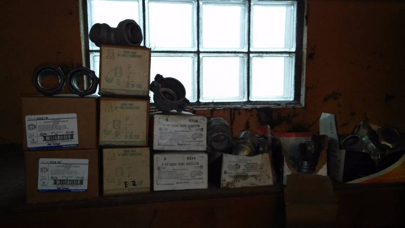 lot 347 image: Liquid Tight Connectors, mainly 1 inch