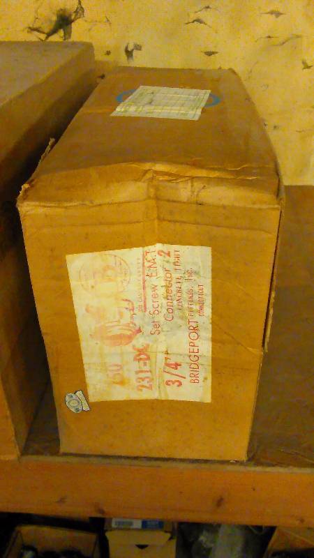 lot 358 image: 1 case (250 ct.) � Inch E.M.T. Set Screw Connectors