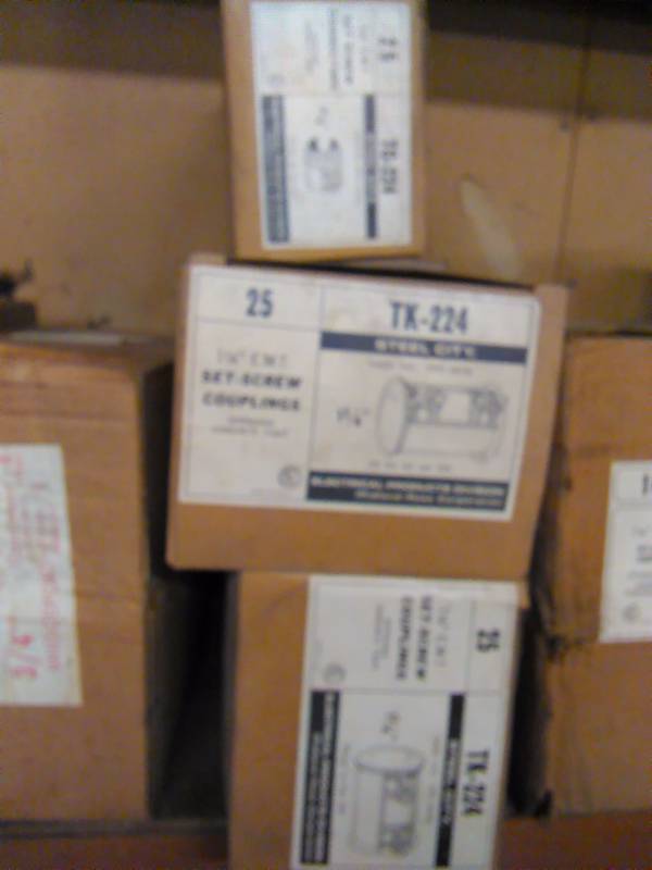 lot 363 image: Boxes of 25 count, 1 � Inch E.M. T. Set screw couplings (8boxes)