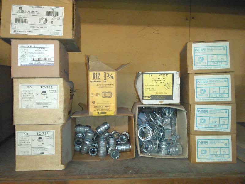 lot 372 image: � Inch Electrical Conduit Fittings, insulated Set Screw Connectors, compression Type Couplers