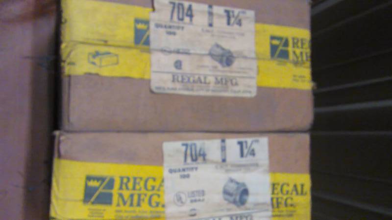 lot 374 image: 2 Cases of 100, 1 � inch E.M.T. Connector Set Screw Type