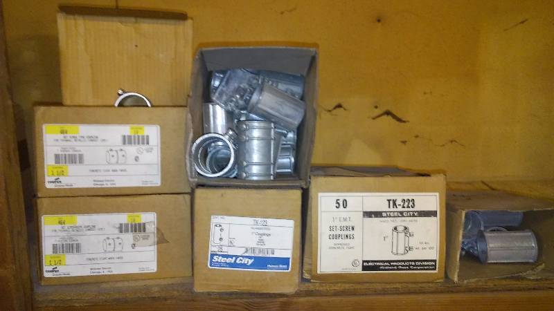 lot 393 image: 1 and 1 � Inch E.M.T. Set Screw Couplings (100 approx.)