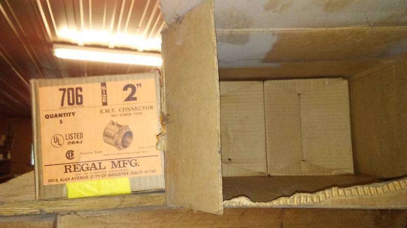 lot 442 image: 2 Inch E.M.T. Connectors, Screw Type (35)