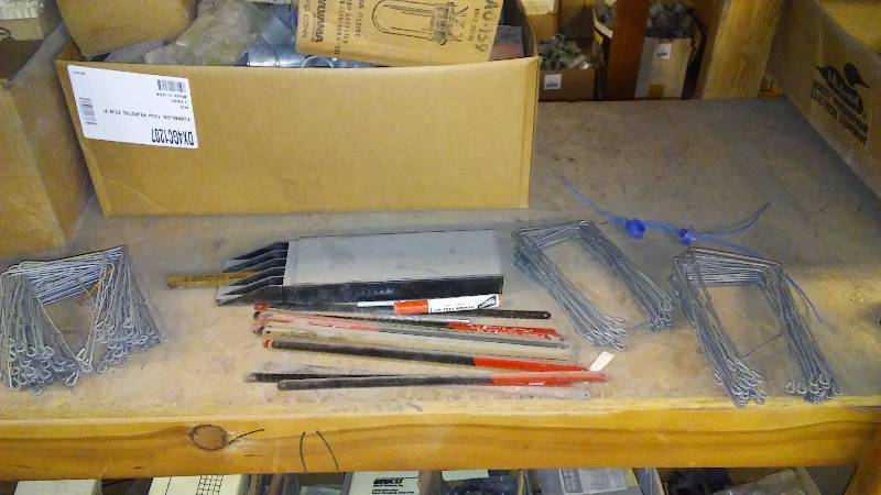 lot 449 image: Hack Saw blades, blade holder and Clips