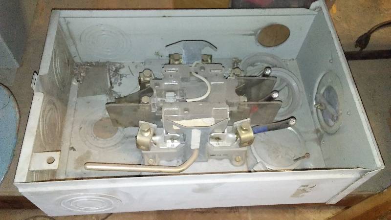 lot 465 image: Electrical Box with 3 phase onoff switch � used