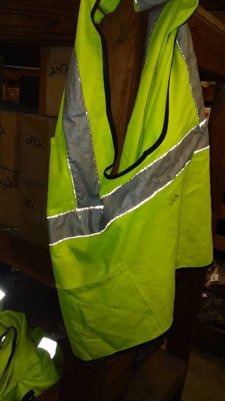 lot 479 image: Safety Lime Green Work Vest (L, XXL and 2 One size fits all)