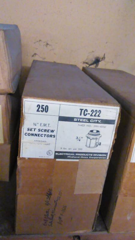 lot 356 image: 1 case (250 ct.) � Inch E.M.T. Set Screw Connectors