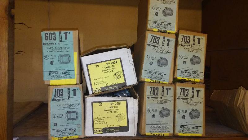 lot 401 image: 1 Inch E.M.T.  Connector Screw Type (120)