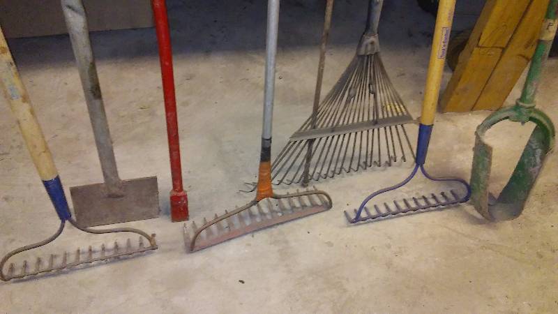 lot 536 image: Rakes, post hole digger and more (8)