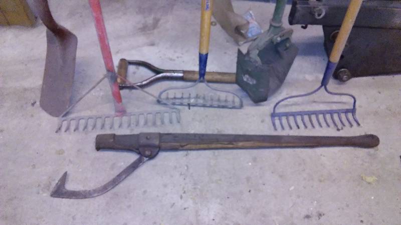 lot 537 image: Rakes, post hole digger and more (7)