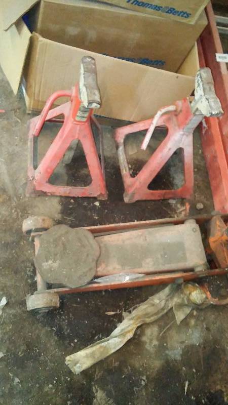 lot 575 image: Heavy Grade Floor Jack and Jack Stand (5 ton)