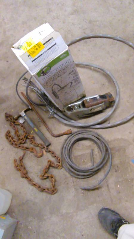 lot 651 image: Garden Sprayer, Chain, Heavy Duty Wire (2) and Hand Tools