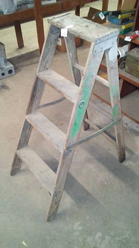 lot 679 image: 42 Inch Wood Step Ladder, Sturdy