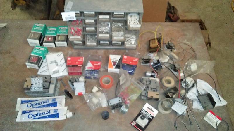 lot 686 image: 25 Drawer hardware containers, terminals and more