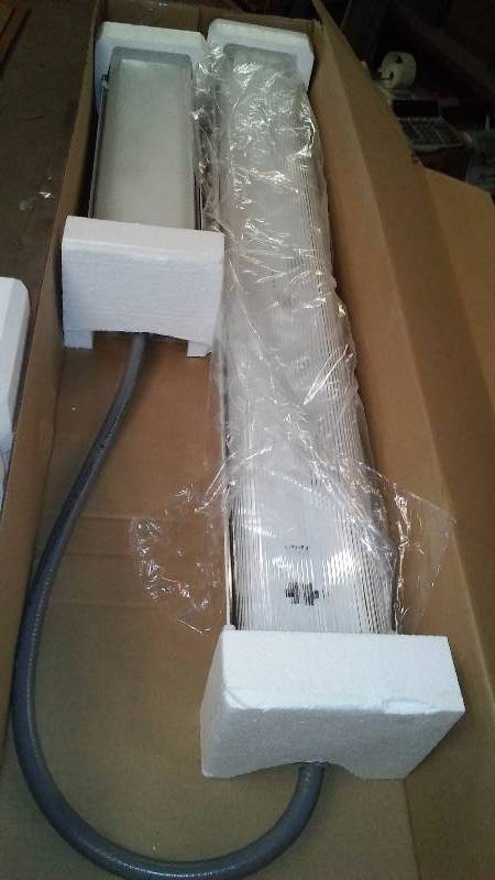 lot 689 image: Pair of Tandem Lights, 4 ft. and 2 ft.