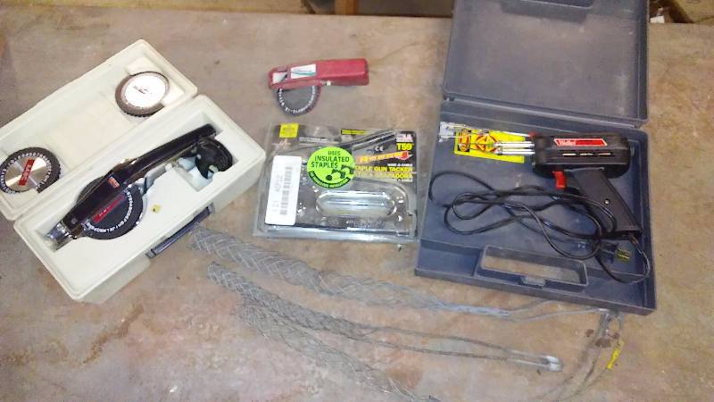 lot 700 image: Solder Iron, Staple Gun and Label maker, ground puller (3)
