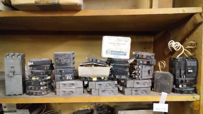 lot 711 image: Square D Breaker Switches � See Pictures for details 102030 Amp