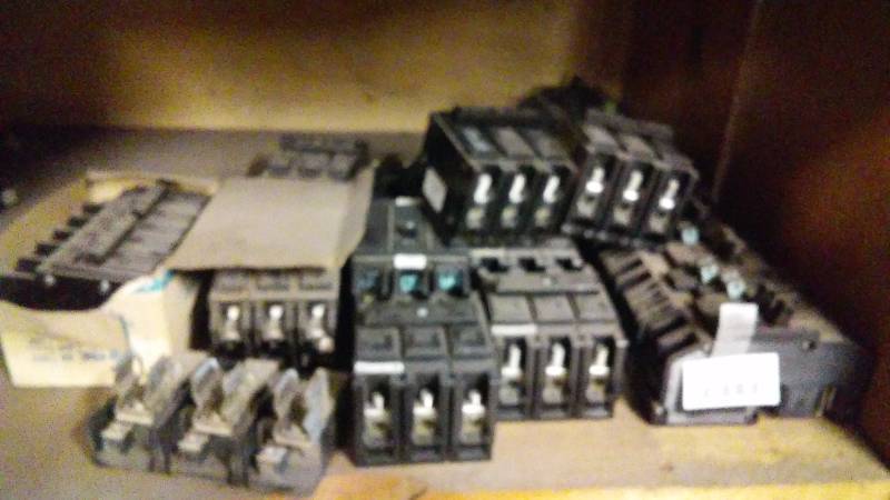 lot 715 image: 3 Phase Breaker Switches