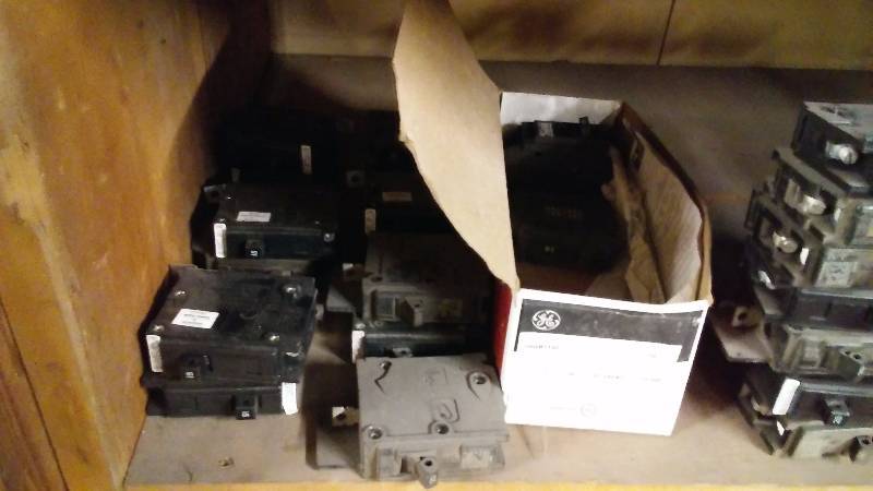 lot 716 image: Breaker Switches, Includes GE, Cutler Hammer Quick Lag, Siemens and more