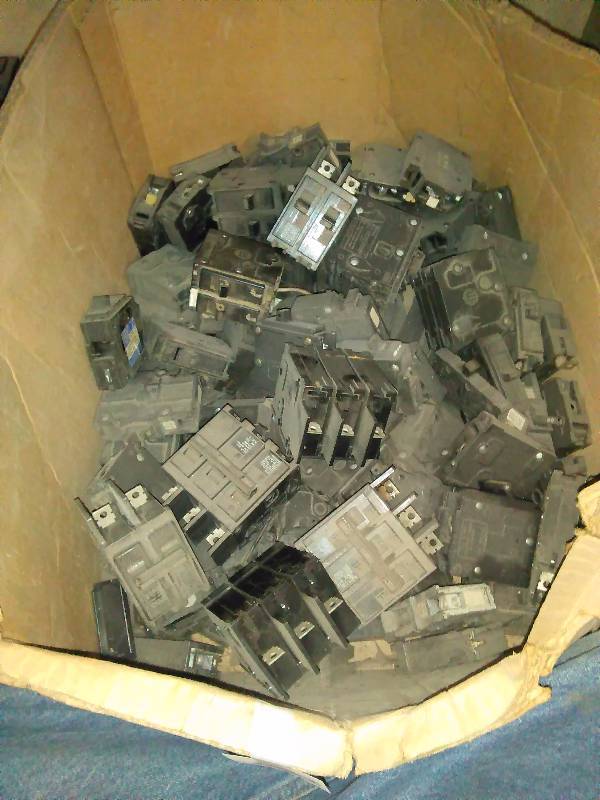 lot 718 image: Misc. Breakers � large lot � See Pictures for details