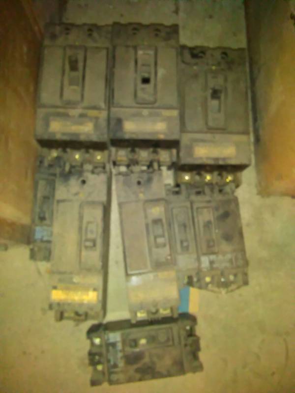 lot 719 image: Large 3 Phase Breakers (8)