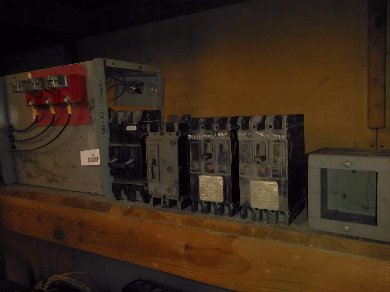 lot 725 image: Gould 240 AMP 3 Phase Breaker Box � Used and more