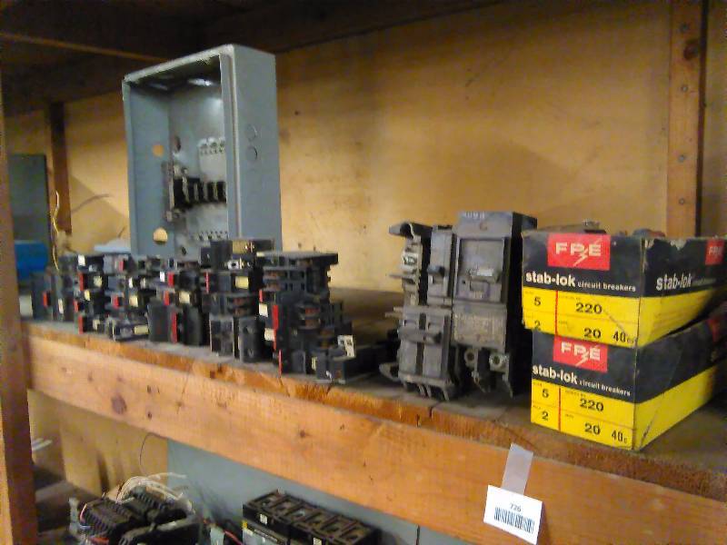 lot 726 image: Stab Bok Circuit Breakers 20  100 40 AMP