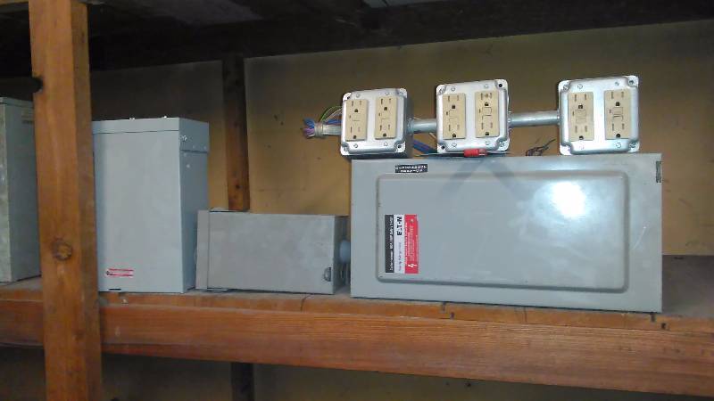 lot 728 image: Cutler Hammer Used General Duty Safety Switch 100 AMP  Eaton � New Type 3R enclosure rain proof