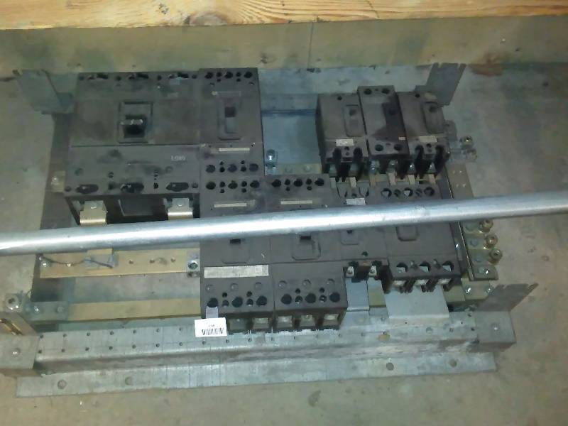lot 746 image: GE 225 Amp with breakers
