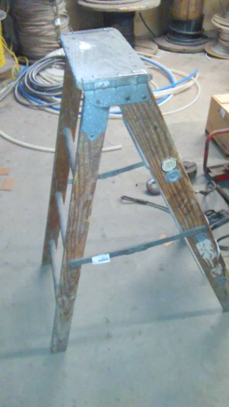 lot 749 image: 4 ft. Wooden Ladder