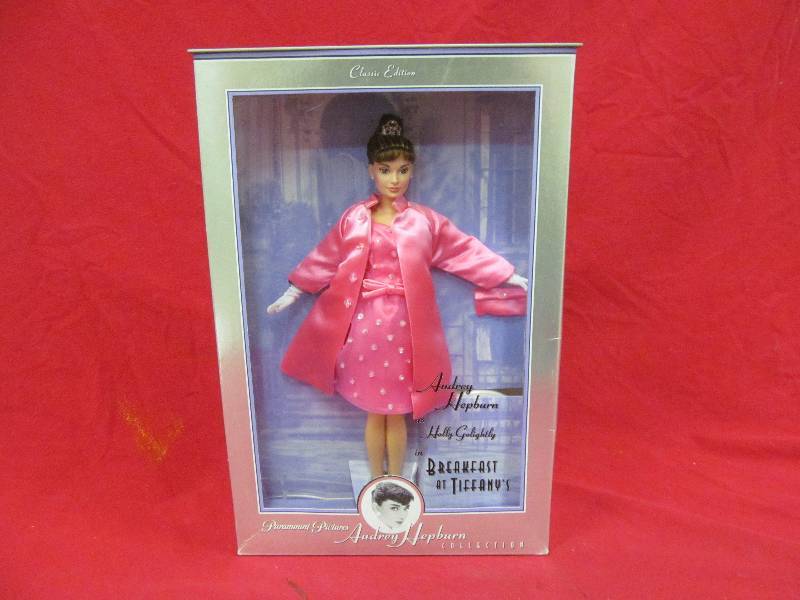 lot 3 image: Collection doll