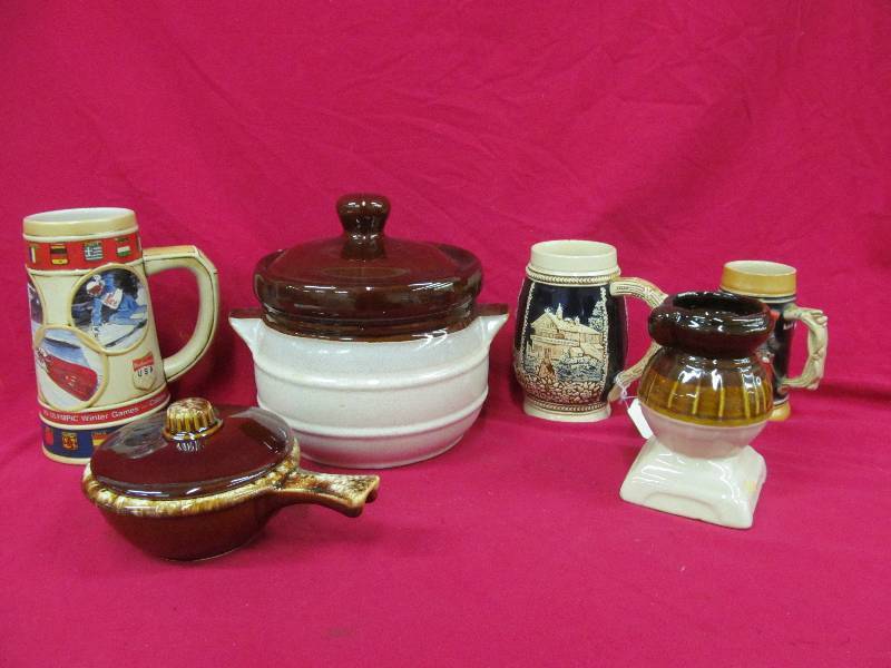 lot 14 image: Hull bean pot