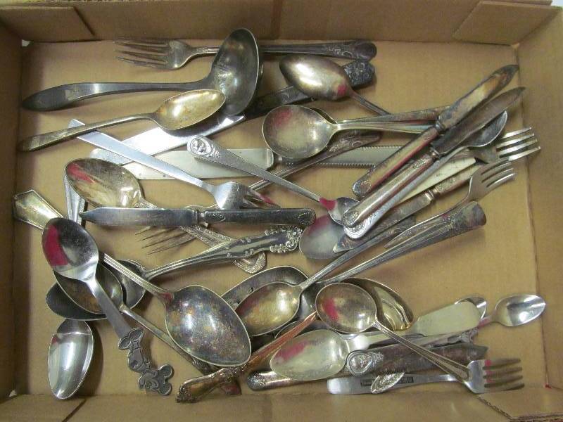 lot 16 image: Rogers silverware