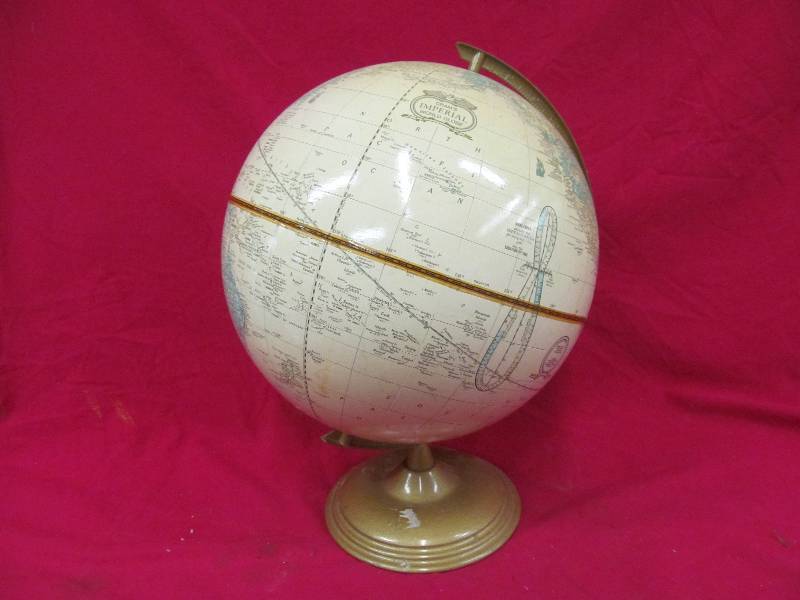 lot 32 image: Globe