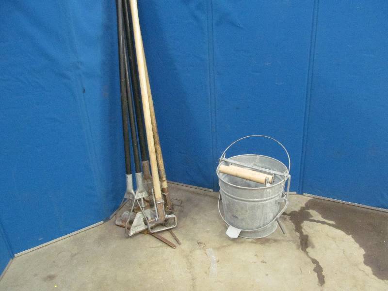 lot 70 image: mop bucket