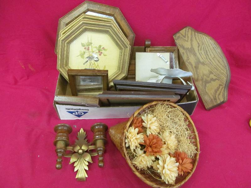 lot 84 image: wall dcor