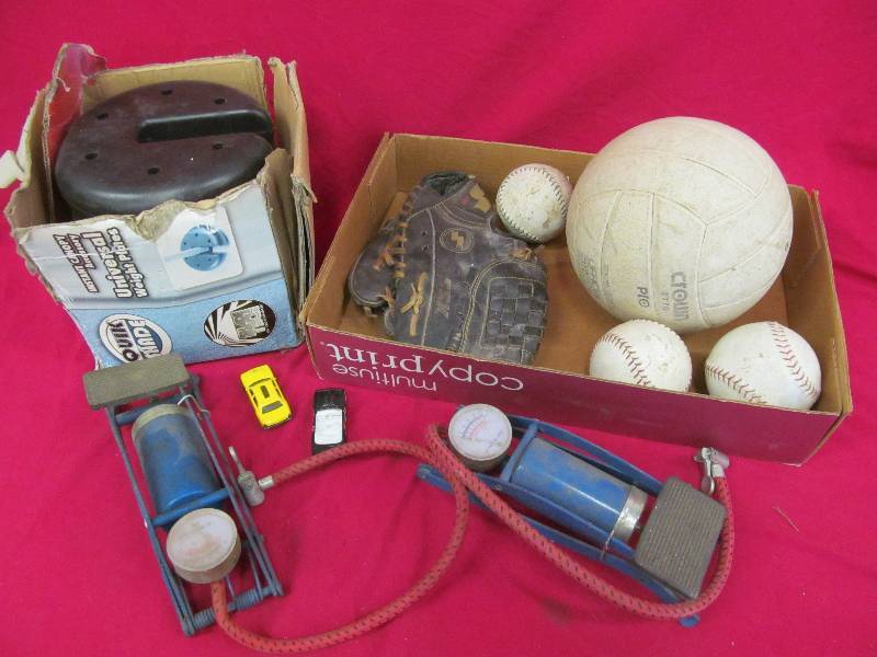 lot 93 image: weight plates, balls foot pumps