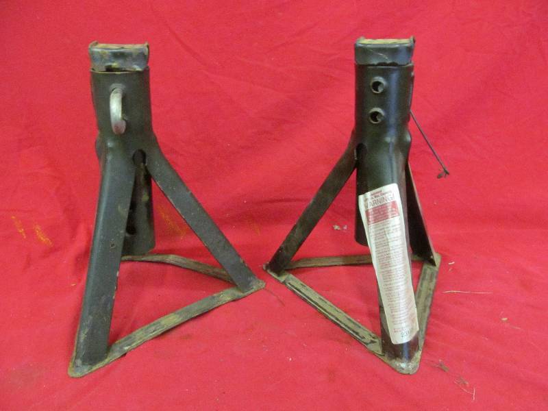 lot 98 image: jack stands